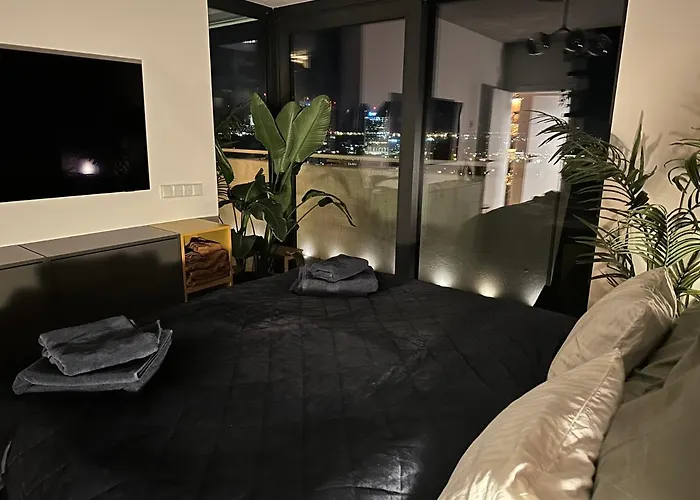 Skyline Elegance With Free Parking