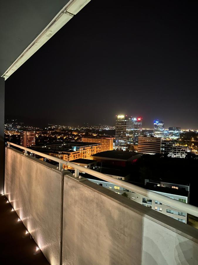 Skyline Elegance With Free Parking Apartment
