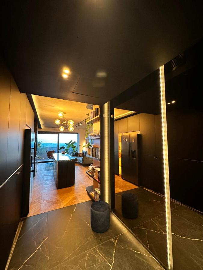 Skyline Elegance With Free Parking Apartment *
