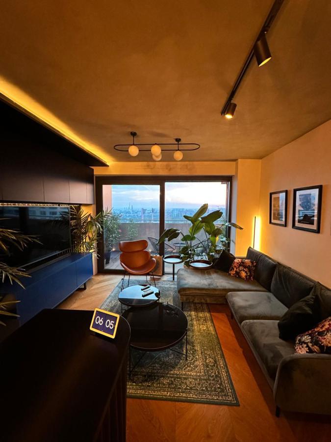 Skyline Elegance With Free Parking Apartment