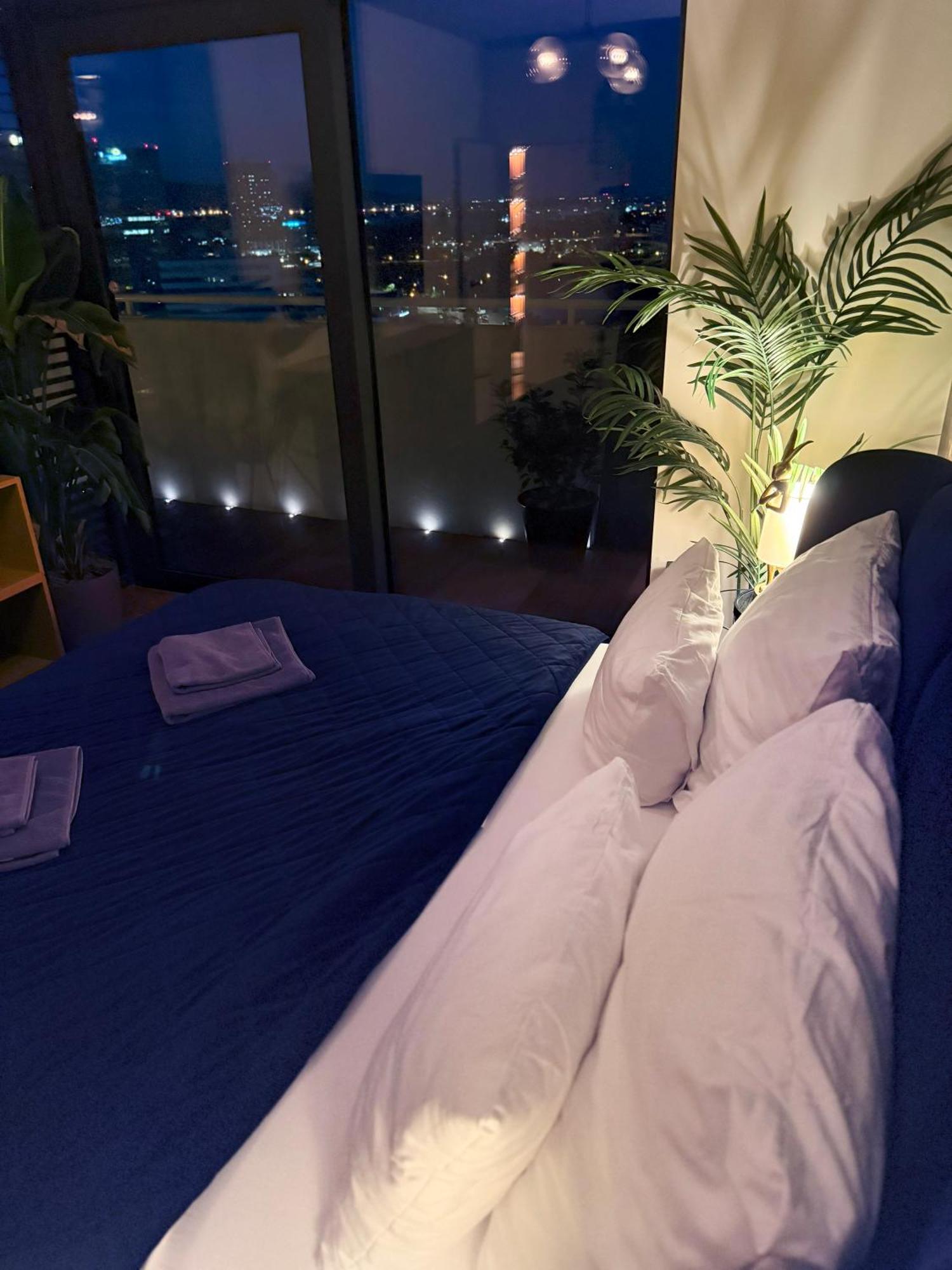 Skyline Elegance With Free Parking Apartment *